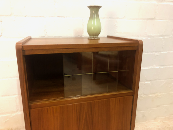 Kleiner Beistellschrank, m. Glasschiebetüren, Nussbaum, braun, 1970's, Maserung, Flurkommode, Vintage, Mid Century, verschließbar, Konsole, Kommode, Klassiker