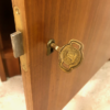 Kleiner Beistellschrank, m. Glasschiebetüren, Nussbaum, braun, 1970's, Maserung, Flurkommode, Vintage, Mid Century, verschließbar, Konsole, Kommode, Klassiker