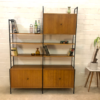 true Vintage Teakholz Regalwand, Stringsystem, 1970's, Moda, helles Teakholz, schwarze Metall-Leitern, verschließbare Schränke, Regalböden, Bücherregal, Danish Design, Mid Century
