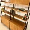 true Vintage Teakholz Regalwand, Stringsystem, 1970's, Moda, helles Teakholz, schwarze Metall-Leitern, verschließbare Schränke, Regalböden, Bücherregal, Danish Design, Mid Century