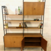 true Vintage Teakholz Regalwand, Stringsystem, 1970's, Moda, helles Teakholz, schwarze Metall-Leitern, verschließbare Schränke, Regalböden, Bücherregal, Danish Design, Mid Century