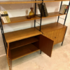 true Vintage Teakholz Regalwand, Stringsystem, 1970's, Moda, helles Teakholz, schwarze Metall-Leitern, verschließbare Schränke, Regalböden, Bücherregal, Danish Design, Mid Century