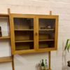 Danish Design Regalwand, HG Furniture, 1970's, Eiche, helles Holz, Bücherregal, Vitrine, Schrank, Mid Century, Made in Denmark, Rud Thygesen, Johnny Sørensen, Regalböden, Glastüren, Wandregal, 1960's, Designklassiker