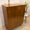 true Vintage Highboard, Nussbaum 1960's, Schrank, Anrichte, Mid Century, 970's, Kommode, 4 Fächer, Maserung, Patina, verschließbar, Klassiker, Herrenkommode, konische Beine