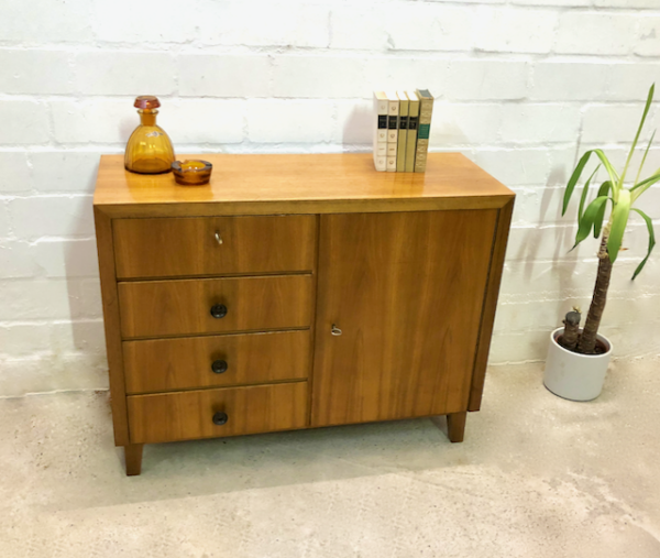 Musterring Schubladen Kommode, Vintage, 1960's, 4 Schubladen, verschließbar, Nussbaum, hellbraun, kompakt, schlicht, zeitlos, Designklassiker, Musterring Möbel, Sideboard, Anrichte