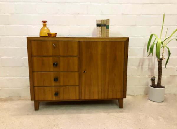 Musterring Schubladen Kommode, Vintage, 1960's, 4 Schubladen, verschließbar, Nussbaum, hellbraun, kompakt, schlicht, zeitlos, Designklassiker, Musterring Möbel, Sideboard, Anrichte