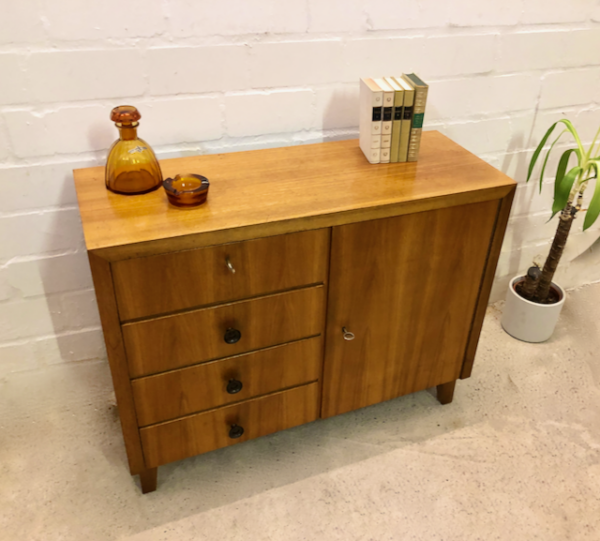 Musterring Schubladen Kommode, Vintage, 1960's, 4 Schubladen, verschließbar, Nussbaum, hellbraun, kompakt, schlicht, zeitlos, Designklassiker, Musterring Möbel, Sideboard, Anrichte