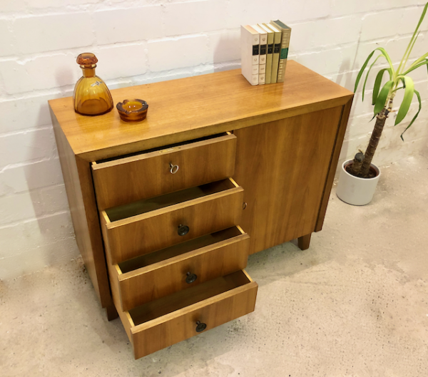 Musterring Schubladen Kommode, Vintage, 1960's, 4 Schubladen, verschließbar, Nussbaum, hellbraun, kompakt, schlicht, zeitlos, Designklassiker, Musterring Möbel, Sideboard, Anrichte