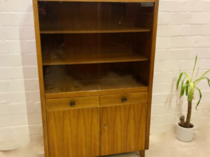 Musterring Vitrinen-Highboard, Mid Century, 1960s, Vintage, Nussbaum, Glas, Schiebetüren, verschließbar, 2 Schubladen, kompakt, schlicht, zeitlos, Nussbaum, hellbraun, Anrichte, Buffet, Anrichte, Maserung, Geschirrschrank, 1970, Designklassiker