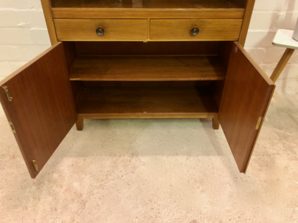 Musterring Vitrinen-Highboard, Mid Century, 1960s, Vintage, Nussbaum, Glas, Schiebetüren, verschließbar, 2 Schubladen, kompakt, schlicht, zeitlos, Nussbaum, hellbraun, Anrichte, Buffet, Anrichte, Maserung, Geschirrschrank, 1970, Designklassiker