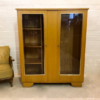 Großer Mid Century Kleiderschrank, 1960's, Rüster, Ulme, helles Holz, Vorhänge, Gardinen, Glastüren, Messing, Kleiderstange, Fächer, 2 Türen, messingfarbene Glasintarsien, Design, 1970's, 1950er, Mid Century Modern, Garderobenschrank, Dielenschrank, Garderobe