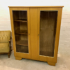 Großer Mid Century Kleiderschrank, 1960's, Rüster, Ulme, helles Holz, Vorhänge, Gardinen, Glastüren, Messing, Kleiderstange, Fächer, 2 Türen, messingfarbene Glasintarsien, Design, 1970's, 1950er, Mid Century Modern, Garderobenschrank, Dielenschrank, Garderobe