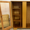 Großer Mid Century Kleiderschrank, 1960's, Rüster, Ulme, helles Holz, Vorhänge, Gardinen, Glastüren, Messing, Kleiderstange, Fächer, 2 Türen, messingfarbene Glasintarsien, Design, 1970's, 1950er, Mid Century Modern, Garderobenschrank, Dielenschrank, Garderobe