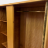 Großer Mid Century Kleiderschrank, 1960's, Rüster, Ulme, helles Holz, Vorhänge, Gardinen, Glastüren, Messing, Kleiderstange, Fächer, 2 Türen, messingfarbene Glasintarsien, Design, 1970's, 1950er, Mid Century Modern, Garderobenschrank, Dielenschrank, Garderobe