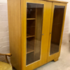 Großer Mid Century Kleiderschrank, 1960's, Rüster, Ulme, helles Holz, Vorhänge, Gardinen, Glastüren, Messing, Kleiderstange, Fächer, 2 Türen, messingfarbene Glasintarsien, Design, 1970's, 1950er, Mid Century Modern, Garderobenschrank, Dielenschrank, Garderobe