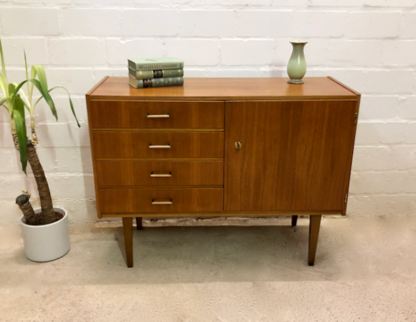 Mid Century Nussbaum Sideboard, 1960's, hellbraun, Messinggriffe, 4 Schubladen, konische Beine, Kommode, Vintage, verschließbar, Maserung, Designklassiker, 1970, Anrichte