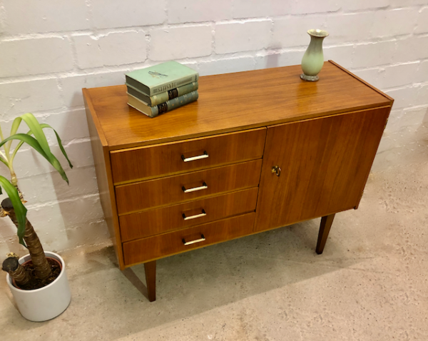 Mid Century Nussbaum Sideboard, 1960's, hellbraun, Messinggriffe, 4 Schubladen, konische Beine, Kommode, Vintage, verschließbar, Maserung, Designklassiker, 1970, Anrichte