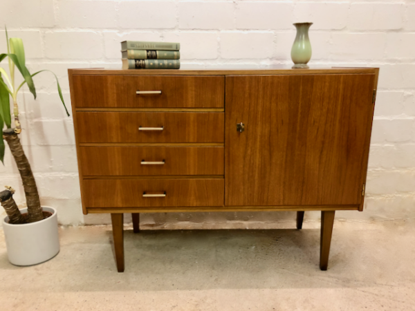 Mid Century Nussbaum Sideboard, 1960's, hellbraun, Messinggriffe, 4 Schubladen, konische Beine, Kommode, Vintage, verschließbar, Maserung, Designklassiker, 1970, Anrichte