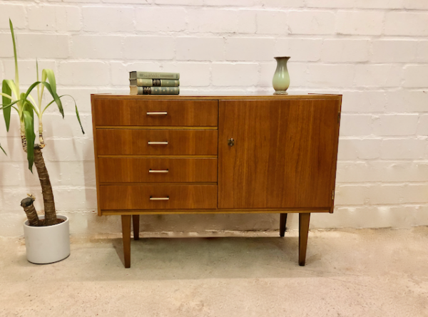 Mid Century Nussbaum Sideboard, 1960's, hellbraun, Messinggriffe, 4 Schubladen, konische Beine, Kommode, Vintage, verschließbar, Maserung, Designklassiker, 1970, Anrichte