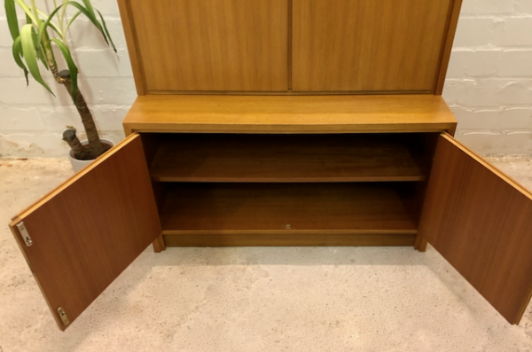 Vintage, Highboard WKS, Möbel 1970's, Nussbaum, Schrank, Anrichte, Geschirrschrank, Mid Century, Designklassiker, schlicht, zeitlos, Modern, 2teilig, erschließbar, geräumig, Einlegeböden