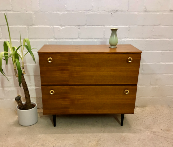 Mid Century Schuhschrank, 1970's, Nussbaum, Wortmann Kleinmöbel, Kommode, Sideboard, Anrichte, Flurkommode, schwarze Beine, Holzbeine konisch, 2 Fächer, Messinggriffe, Maserung, Klappen, Klapptüren, Mid Century Modern