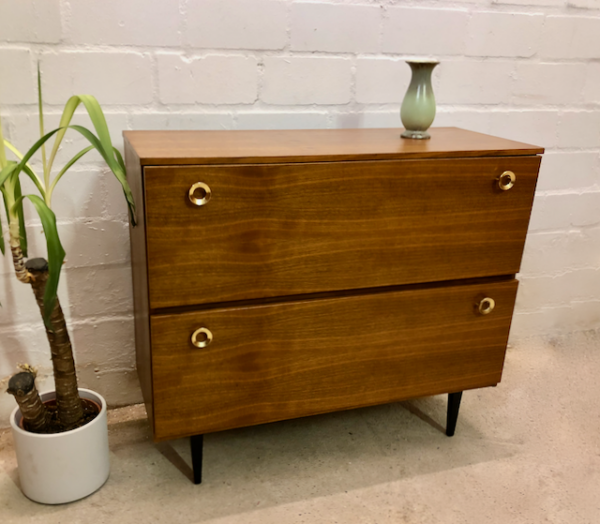 Mid Century Schuhschrank, 1970's, Nussbaum, Wortmann Kleinmöbel, Kommode, Sideboard, Anrichte, Flurkommode, schwarze Beine, Holzbeine konisch, 2 Fächer, Messinggriffe, Maserung, Klappen, Klapptüren, Mid Century Modern