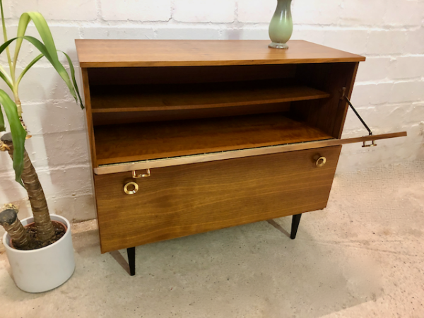 Mid Century Schuhschrank, 1970's, Nussbaum, Wortmann Kleinmöbel, Kommode, Sideboard, Anrichte, Flurkommode, schwarze Beine, Holzbeine konisch, 2 Fächer, Messinggriffe, Maserung, Klappen, Klapptüren, Mid Century Modern