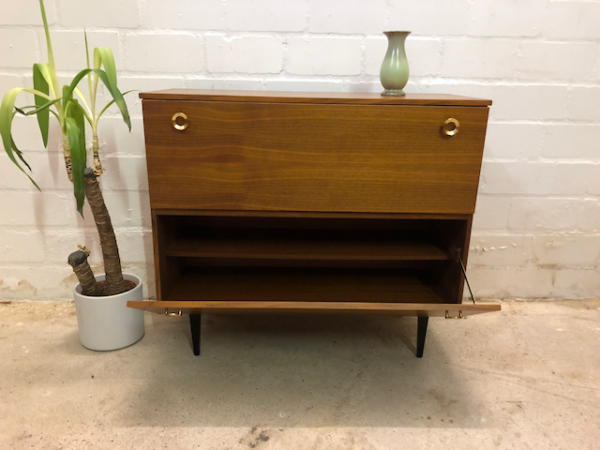 Mid Century Schuhschrank, 1970's, Nussbaum, Wortmann Kleinmöbel, Kommode, Sideboard, Anrichte, Flurkommode, schwarze Beine, Holzbeine konisch, 2 Fächer, Messinggriffe, Maserung, Klappen, Klapptüren, Mid Century Modern