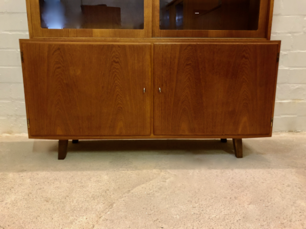 Hundevad Vitrinen Highboard, Teakholz 1960's, Glastüren, Schiebetüren, Hochschrank, Geschirrschrank, Vintage, Mid Century, Schubladen, verschließbar, Danish Design, Made in Denmark, Schrank, Sideboard, Kommode