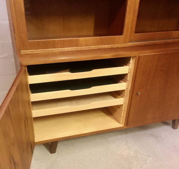 Hundevad Vitrinen Highboard, Teakholz 1960's, Glastüren, Schiebetüren, Hochschrank, Geschirrschrank, Vintage, Mid Century, Schubladen, verschließbar, Danish Design, Made in Denmark, Schrank, Sideboard, Kommode