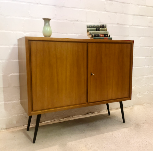 true Vintage WKS Sideboard, Kommode 1960's, Mid Century, Modern, schräge Beine, konisch, schwarz, Metall, Nussbaum, helles Holz, verschließbar, Konsole, Anrichte, Flurkommode, schmal