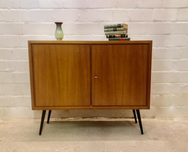 true Vintage WKS Sideboard, Kommode 1960's, Mid Century, Modern, schräge Beine, konisch, schwarz, Metall, Nussbaum, helles Holz, verschließbar, Konsole, Anrichte, Flurkommode, schmal