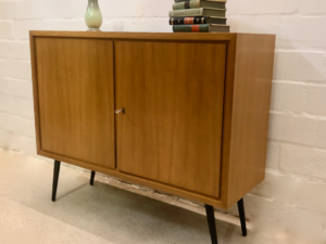 true Vintage WKS Sideboard, Kommode 1960's, Mid Century, Modern, schräge Beine, konisch, schwarz, Metall, Nussbaum, helles Holz, verschließbar, Konsole, Anrichte, Flurkommode, schmal