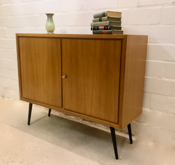 true Vintage WKS Sideboard, Kommode 1960's, Mid Century, Modern, schräge Beine, konisch, schwarz, Metall, Nussbaum, helles Holz, verschließbar, Konsole, Anrichte, Flurkommode, schmal