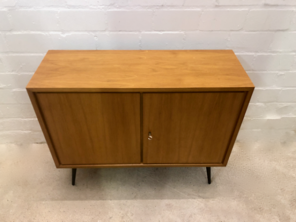 true Vintage WKS Sideboard, Kommode 1960's, Mid Century, Modern, schräge Beine, konisch, schwarz, Metall, Nussbaum, helles Holz, verschließbar, Konsole, Anrichte, Flurkommode, schmal