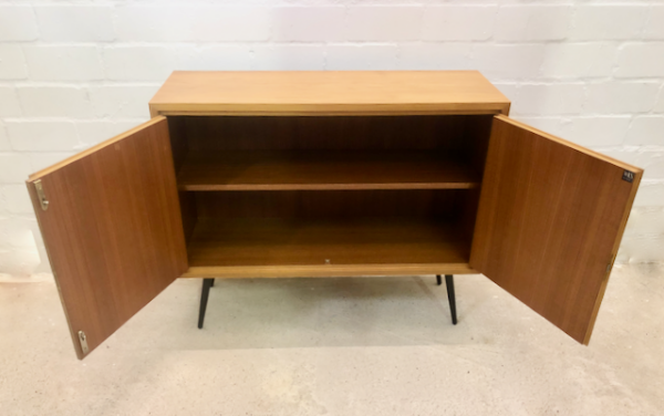 true Vintage WKS Sideboard, Kommode 1960's, Mid Century, Modern, schräge Beine, konisch, schwarz, Metall, Nussbaum, helles Holz, verschließbar, Konsole, Anrichte, Flurkommode, schmal