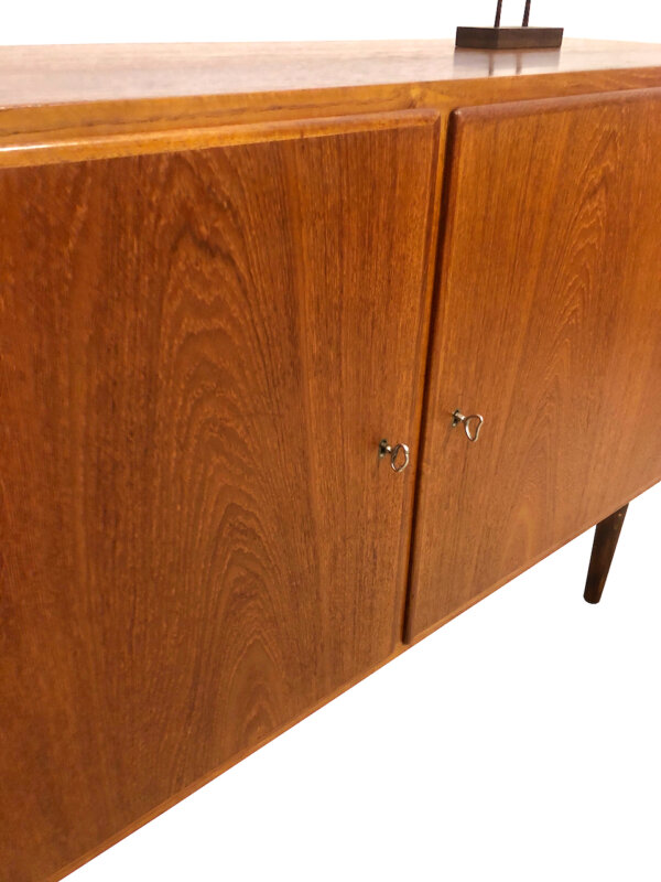 Mid Century Teak Sideboard, Hundevad 1960's, Vintage, Danish Design, Made in Denmark, Designklassiker, Kommode, Anrichte, Credenzia, Schubladen, Auszüge, konische Beine, verschließbar, schlicht, zeitlos, modern