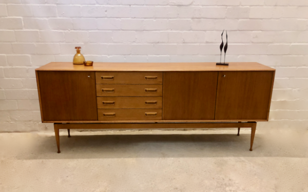 Mid Century Sideboard, Gunnar Nielsen 1960's, Tibergaard, Danish Design, Made in Denmark, 1970's, Vintage, Designklassiker, Teak, Teakholz, verschließbar, 4 Schubladen, konische Füße, Beine, Trompeten, lang, Lowboard, TV Board, Interior Design, Architektur