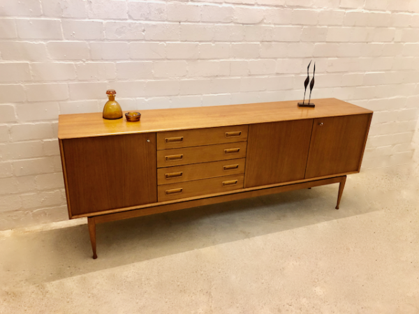 Mid Century Sideboard, Gunnar Nielsen 1960's, Tibergaard, Danish Design, Made in Denmark, 1970's, Vintage, Designklassiker, Teak, Teakholz, verschließbar, 4 Schubladen, konische Füße, Beine, Trompeten, lang, Lowboard, TV Board, Interior Design, Architektur