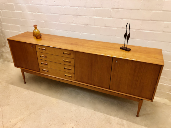 Mid Century Sideboard, Gunnar Nielsen 1960's, Tibergaard, Danish Design, Made in Denmark, 1970's, Vintage, Designklassiker, Teak, Teakholz, verschließbar, 4 Schubladen, konische Füße, Beine, Trompeten, lang, Lowboard, TV Board, Interior Design, Architektur