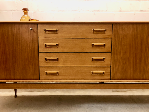 Mid Century Sideboard, Gunnar Nielsen 1960's, Tibergaard, Danish Design, Made in Denmark, 1970's, Vintage, Designklassiker, Teak, Teakholz, verschließbar, 4 Schubladen, konische Füße, Beine, Trompeten, lang, Lowboard, TV Board, Interior Design, Architektur