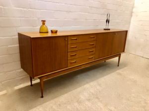 Mid Century Sideboard, Gunnar Nielsen 1960's, Tibergaard, Danish Design, Made in Denmark, 1970's, Vintage, Designklassiker, Teak, Teakholz, verschließbar, 4 Schubladen, konische Füße, Beine, Trompeten, lang, Lowboard, TV Board, Interior Design, Architektur