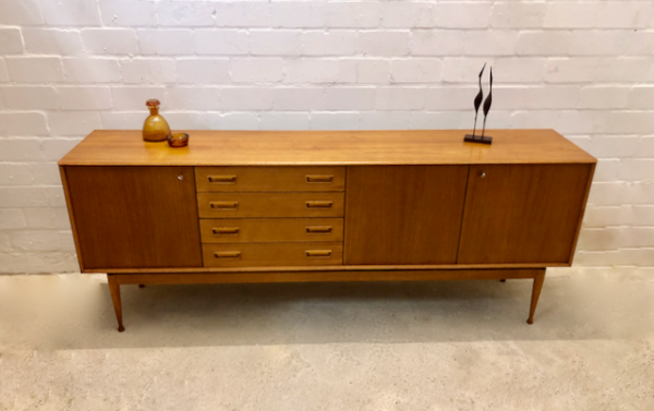 Mid Century Sideboard, Gunnar Nielsen 1960's, Tibergaard, Danish Design, Made in Denmark, 1970's, Vintage, Designklassiker, Teak, Teakholz, verschließbar, 4 Schubladen, konische Füße, Beine, Trompeten, lang, Lowboard, TV Board, Interior Design, Architektur