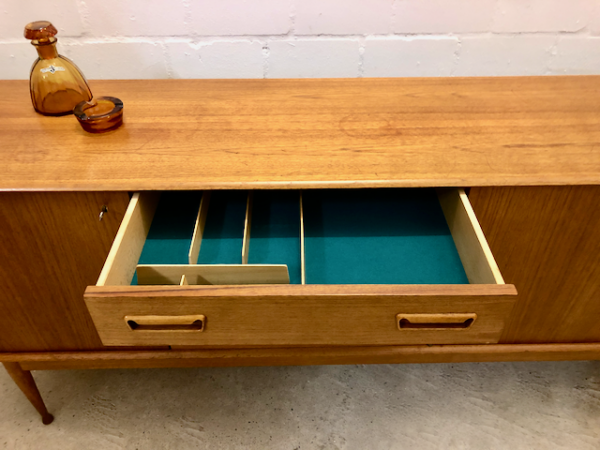 Mid Century Sideboard, Gunnar Nielsen 1960's, Tibergaard, Danish Design, Made in Denmark, 1970's, Vintage, Designklassiker, Teak, Teakholz, verschließbar, 4 Schubladen, konische Füße, Beine, Trompeten, lang, Lowboard, TV Board, Interior Design, Architektur