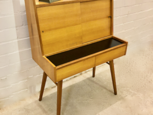 Mid Century Sekretär, W. Renz 1960's, Vintage, Arbeitsplatz, Home office, Kirschbaum, helles Holz, Schiebetüren, schlicht, zeitlos, modern, Architektur, filigran, zierlich, Resopal, Bücherablage, verschließbar, Designklassiker, WR-Wilhelm Renz, Modell: WR 119, Interior Design