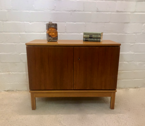 Teakholz Kommode, Vintage 1970's, dunkel, hell, verschließbar, Sideboard, Danish Design, Mid Century, Barschrank, schlicht, eckig, Designklassiker, Maserung, 1960