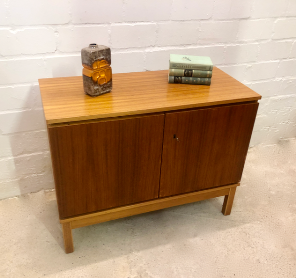 Teakholz Kommode, Vintage 1970's, dunkel, hell, verschließbar, Sideboard, Danish Design, Mid Century, Barschrank, schlicht, eckig, Designklassiker, Maserung, 1960