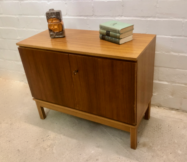 Teakholz Kommode, Vintage 1970's, dunkel, hell, verschließbar, Sideboard, Danish Design, Mid Century, Barschrank, schlicht, eckig, Designklassiker, Maserung, 1960