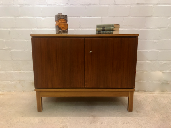 Teakholz Kommode, Vintage 1970's, dunkel, hell, verschließbar, Sideboard, Danish Design, Mid Century, Barschrank, schlicht, eckig, Designklassiker, Maserung, 1960