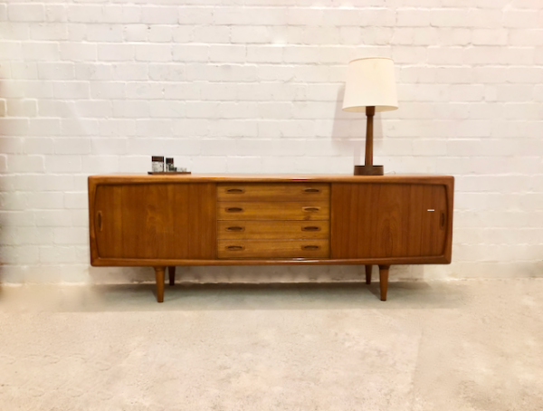 Mid Century Teak Sideboard, H.P. Hansen, 1960, Danish Design, Vintage, Made in Denmark, Designklassiker, Anrichte, Kommode, Teakwood, Schiebetüren, Schubladen, Interior Design, konische Füße, Kredenz, Credenzia, 1970, schlicht, zeitlos